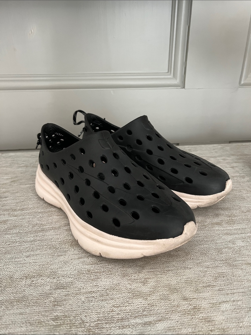 KANE Black Slip-On Shoes White Sole W8 M6